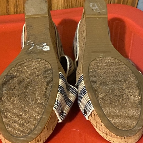 Lucky brand size 8, fits bigger than that though, I wear 8 1/2 - Picture 4 of 4